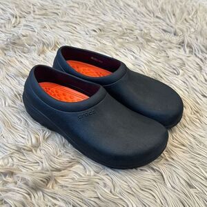 Crocs slip resistant black clogs size 7 men 9 women